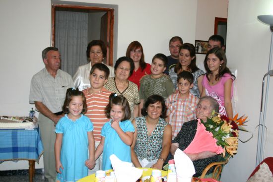 M� de las Mercedes rodeada de los suyos