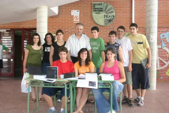 Algunos de los alumnos del IES Miguel Hernndez que han editado el libro junto a su profesor Alfonso Cern
