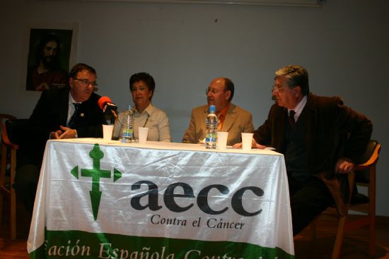 Charo de la Rosa sucede a José Luis Garre en la presidencia de la junta local de la Asociación Española Contra el Cáncer Charo de la Rosa sucede a José Luis Garre en la presidencia de la junta local de la Asociación Española Contra el Cáncer