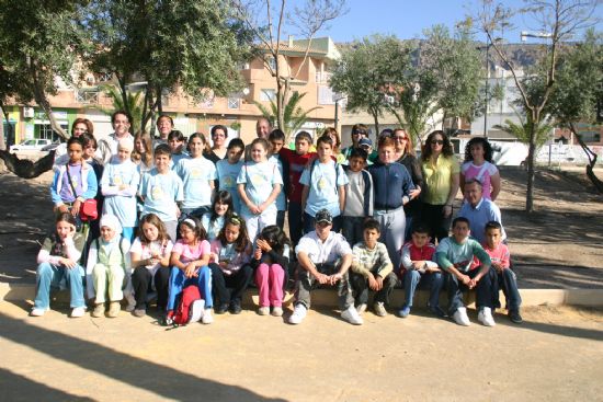 M�s sombra para el jard�n de El Palmeral gracias a una plantaci�n de �rboles por parte de alumnos del Virgen del Rosario