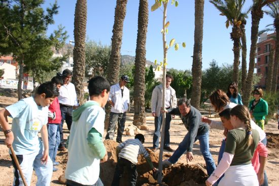 M�s sombra para el jard�n de El Palmeral gracias a una plantaci�n de �rboles por parte de alumnos del Virgen del Rosario