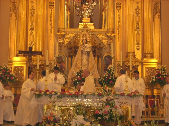 La imagen de la Virgen del Rosario sali en procesin el da de su festividad acompaada de muchsimos fieles