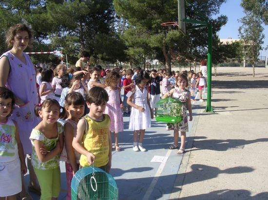 Los ni�os del Colegio P�blico Gin�s D�az San Crist�bal realizan un simulacro de evacuaci�n en el que �salvan� hasta a los periquitos