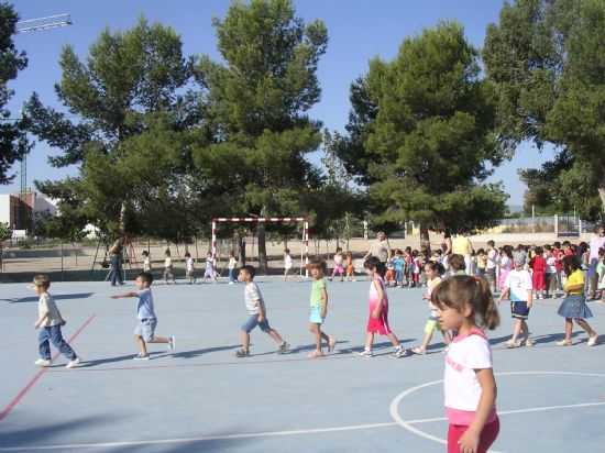 Los ni�os del Colegio P�blico Gin�s D�az San Crist�bal realizan un simulacro de evacuaci�n en el que �salvan� hasta a los periquitos