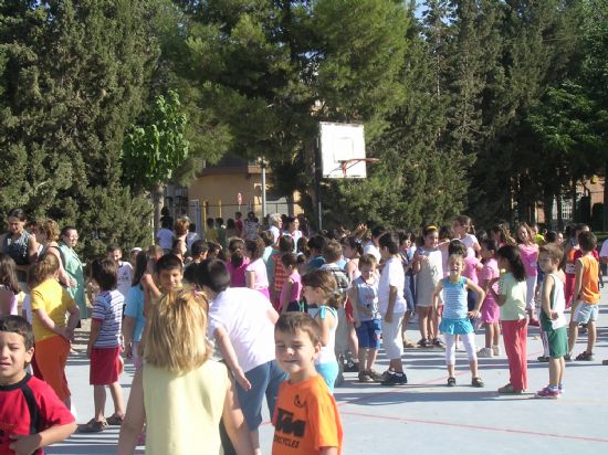 Los ni�os del Colegio P�blico Gin�s D�az San Crist�bal realizan un simulacro de evacuaci�n en el que �salvan� hasta a los periquitos