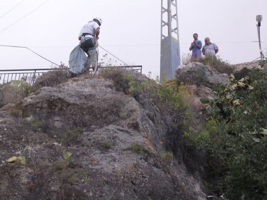 Limpiando colgado de la roca