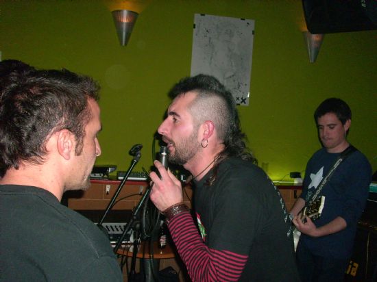 Maxi de Fe de ratas cantando con el grupo alhameño-totanero, Discordia Maxi de Fe de ratas cantando con el grupo alhameño-totanero, Discordia