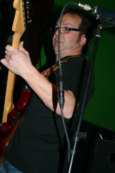 Roberto, guitarra y voz