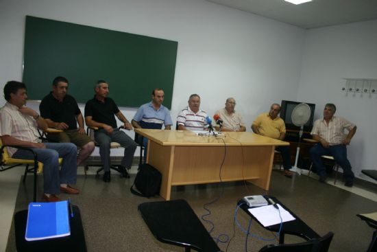 Rueda de prensa de la fusi�n de los dos clubes de f�tbol