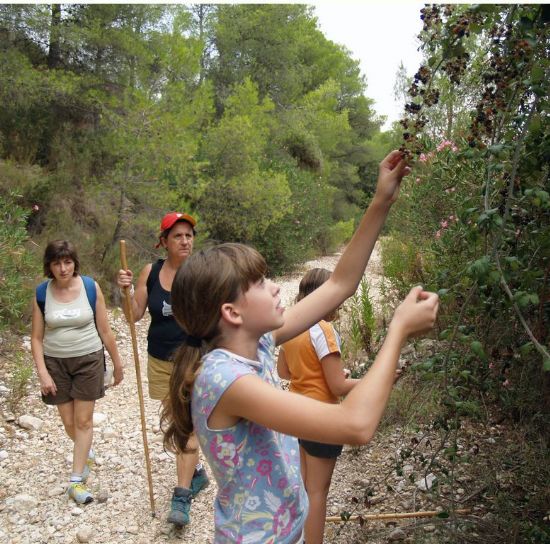 Un grupo de geberos llevan a cabo la ruta de senderismo desde Gebas a El Berro